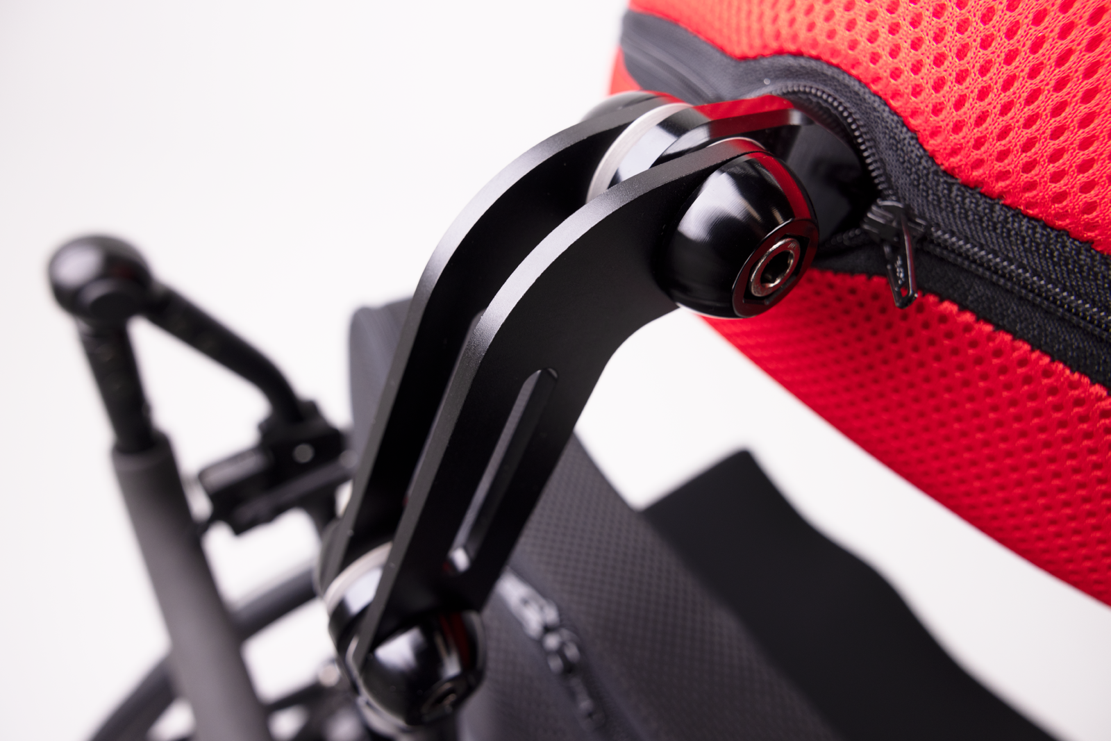 Photo highlighting the lightweight aluminium design of the Spex Stylo 130 mount, enabling secure and precise head positioning.
