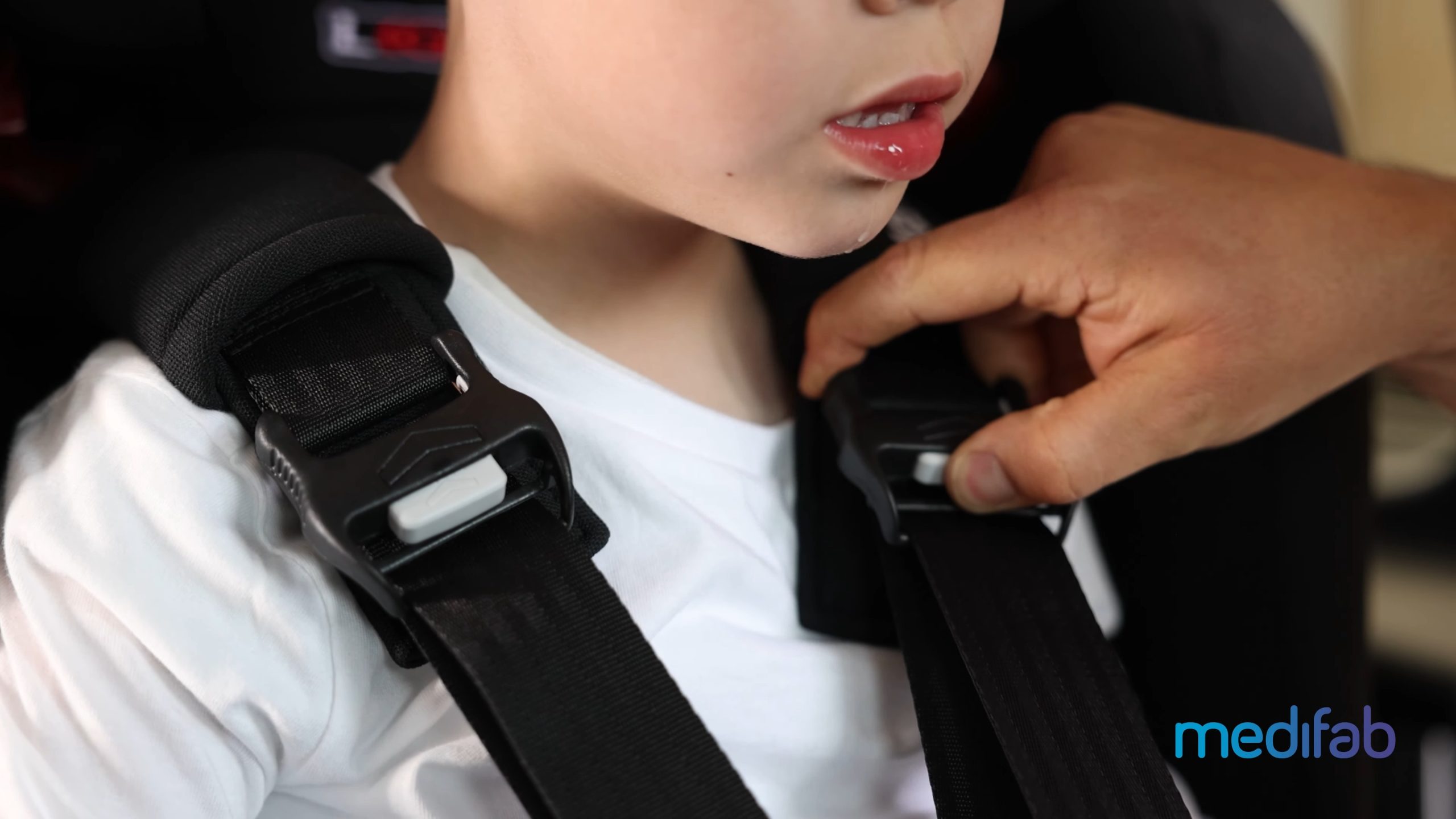 Child displaying the Ipai LGT Car Seat