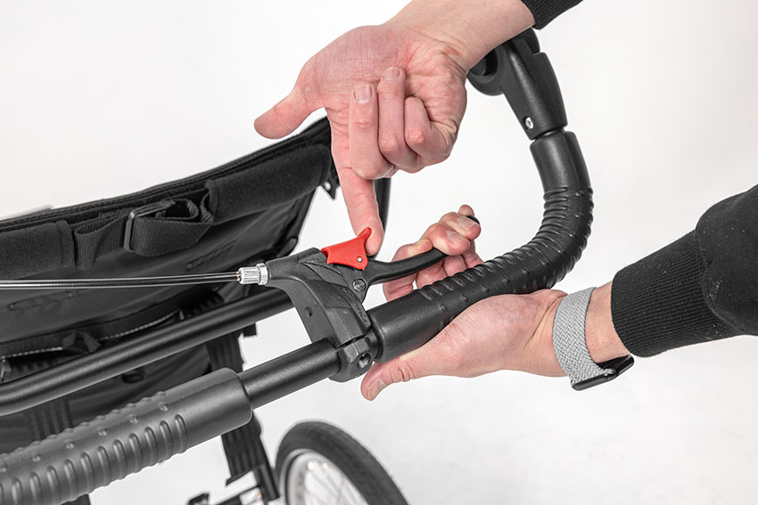 Multiroller stroller brake system close-up, showcasing the intuitive park brake function for safe, reliable control during transit.